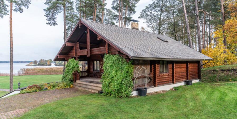 Villa with a holiday house on the shore of the Big Baltezers.