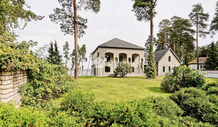 Villa with a holiday house on the shore of the Big Baltezers.