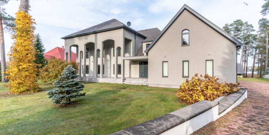 Villa with a holiday house on the shore of the Big Baltezers.