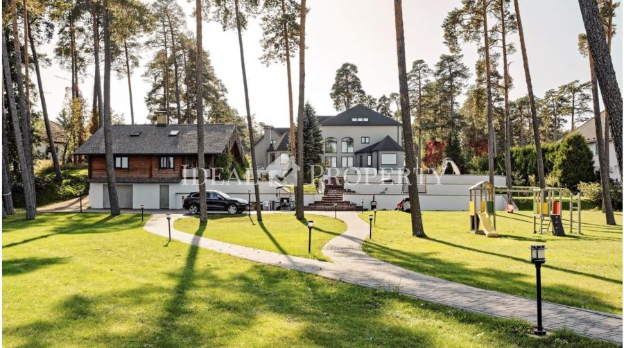 Villa with a holiday house on the shore of the Big Baltezers.