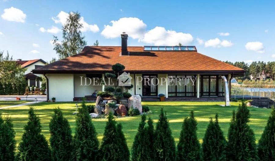 We offer for sale an exclusive, two-level apartment in an elite club house with a large green area and access to the lake.