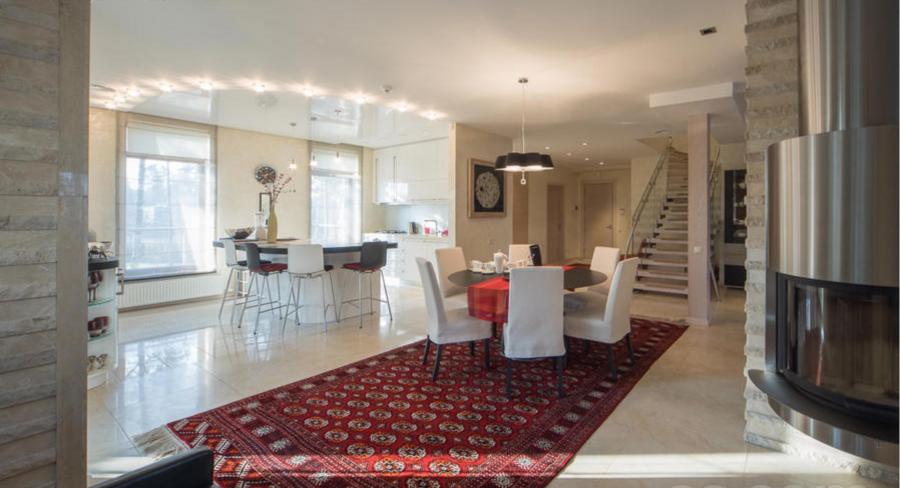 We offer for sale an exclusive, two-level apartment in an elite club house with a large green area and access to the lake.