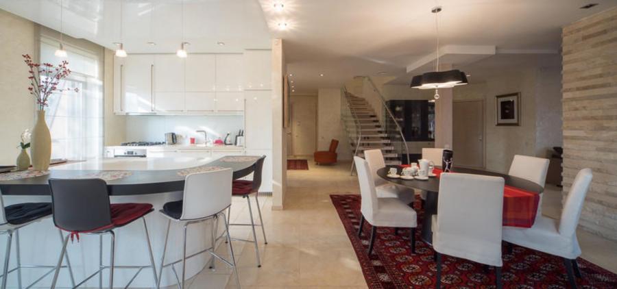 We offer for sale an exclusive, two-level apartment in an elite club house with a large green area and access to the lake.