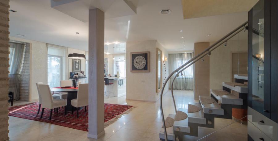 We offer for sale an exclusive, two-level apartment in an elite club house with a large green area and access to the lake.