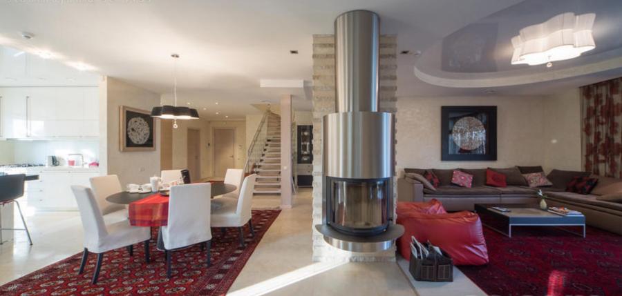 We offer for sale an exclusive, two-level apartment in an elite club house with a large green area and access to the lake.