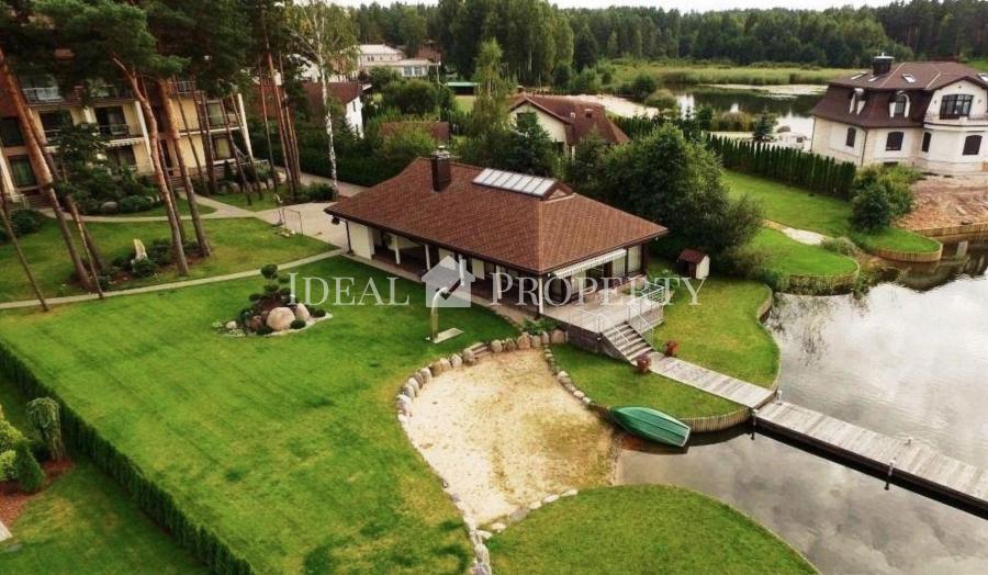 We offer for sale an exclusive, two-level apartment in an elite club house with a large green area and access to the lake.