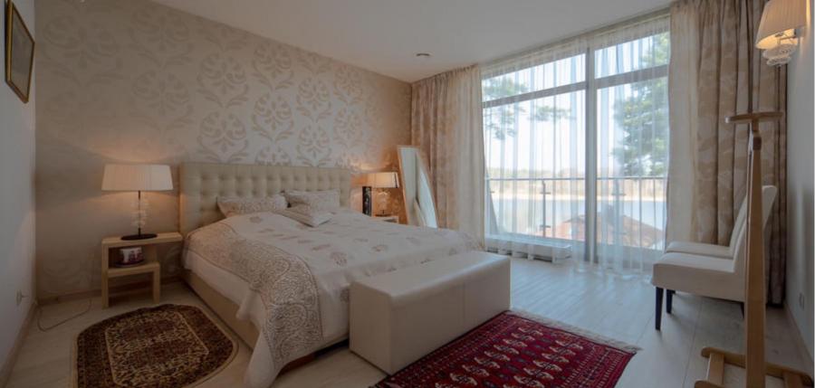 We offer for sale an exclusive, two-level apartment in an elite club house with a large green area and access to the lake.