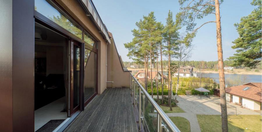 We offer for sale an exclusive, two-level apartment in an elite club house with a large green area and access to the lake.