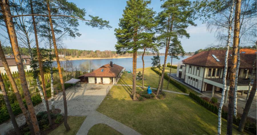 We offer for sale an exclusive, two-level apartment in an elite club house with a large green area and access to the lake.
