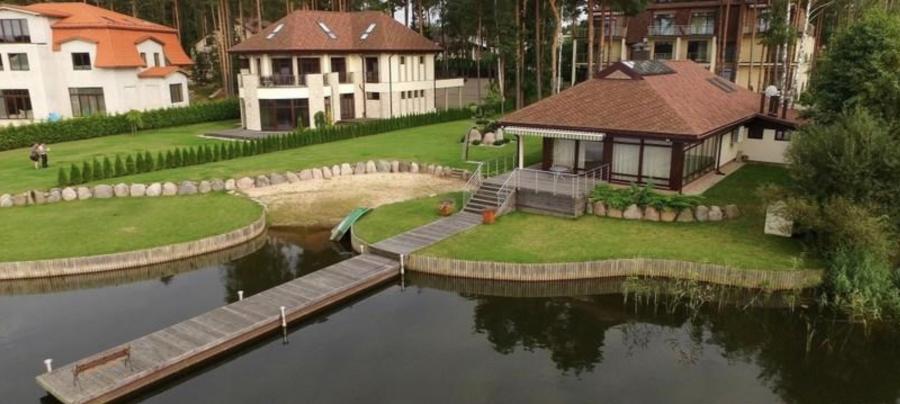 We offer for sale an exclusive, two-level apartment in an elite club house with a large green area and access to the lake.