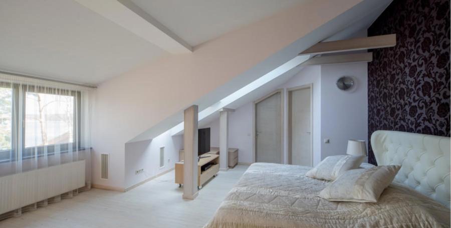 We offer for sale an exclusive, two-level apartment in an elite club house with a large green area and access to the lake.