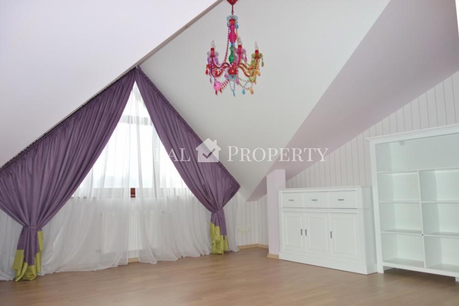 For sale a beautiful and cozy house on the lake in an elite village. 