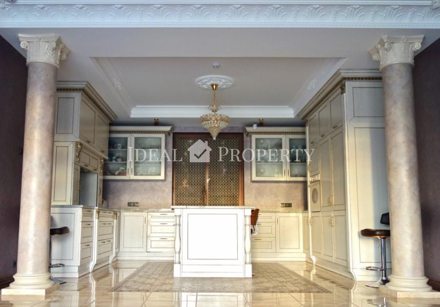 For sale a beautiful and cozy house on the lake in an elite village. 