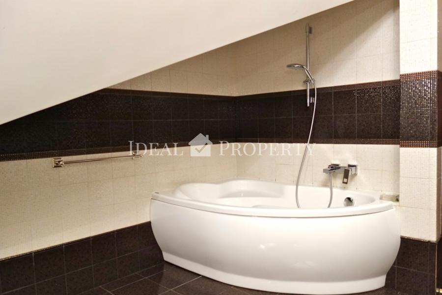 For sale a beautiful and cozy house on the lake in an elite village. 