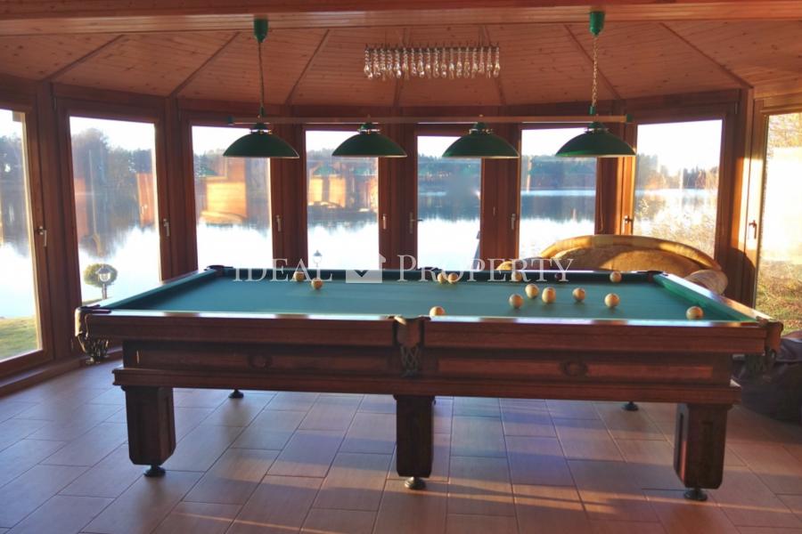 For sale a beautiful and cozy house on the lake in an elite village. 