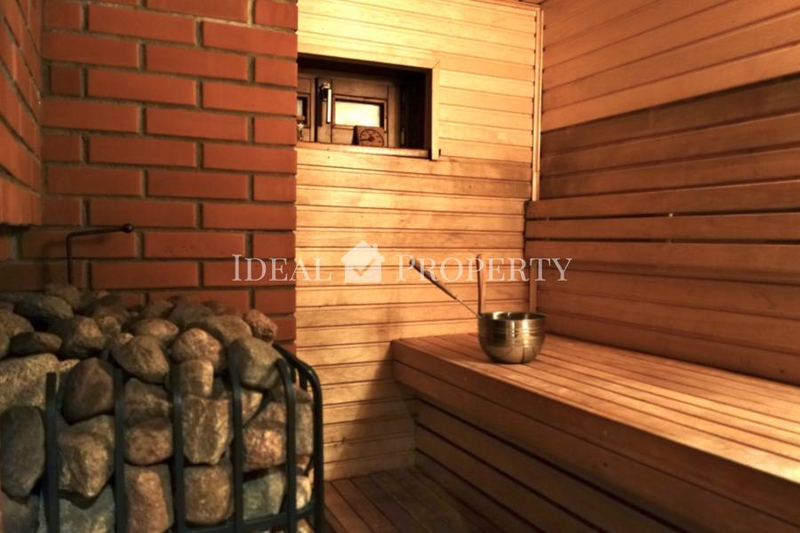 For sale a beautiful and cozy house on the lake in an elite village. 