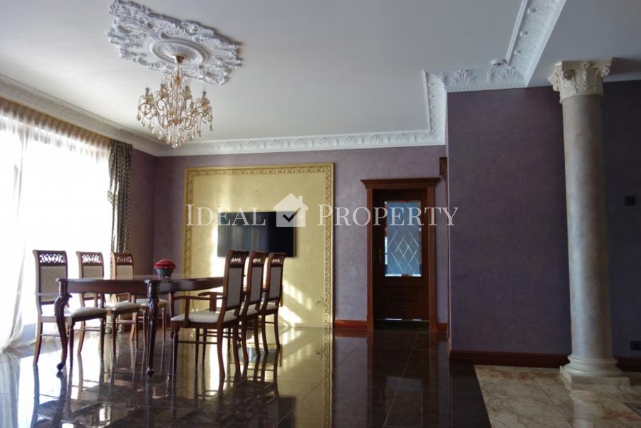 For sale a beautiful and cozy house on the lake in an elite village. 