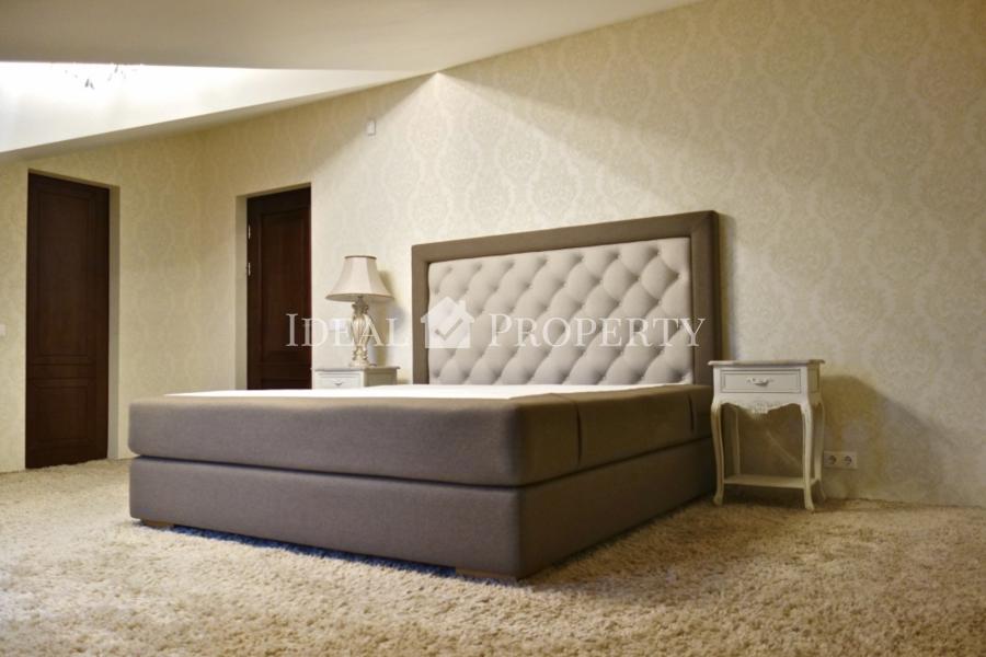 For sale a beautiful and cozy house on the lake in an elite village. 