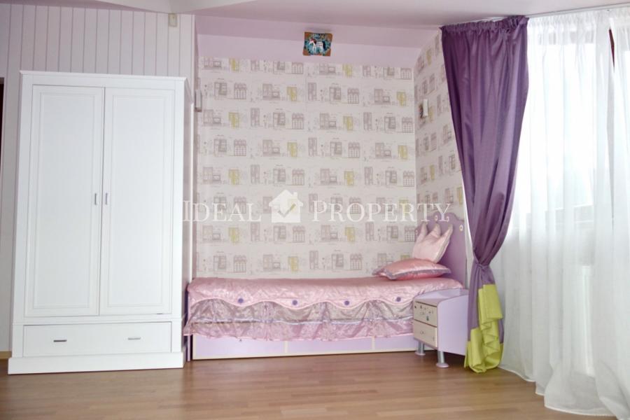 For sale a beautiful and cozy house on the lake in an elite village. 