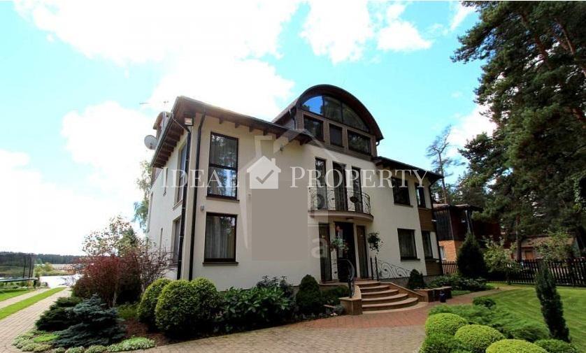 We offer to buy spacious private house in Jurmala, on Piekrastes street,located on the bank of river Lielupe . We offer to buy spacious private house in Jurmala, on Piekrastes street,located on the bank of river Lielupe .