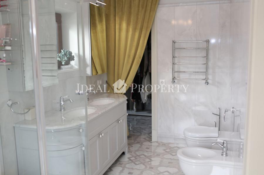 Piedāvāju ilgtermiņa īrei mājas pirmajā rindā ciematā 