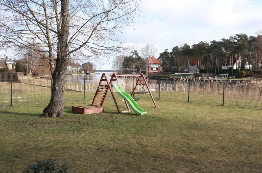 Piedāvāju ilgtermiņa īrei mājas pirmajā rindā ciematā 