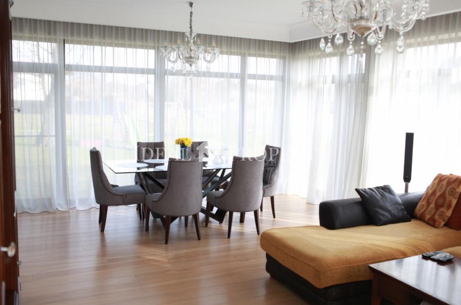 Piedāvāju ilgtermiņa īrei mājas pirmajā rindā ciematā 