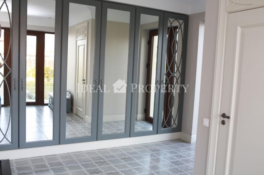 Piedāvāju ilgtermiņa īrei mājas pirmajā rindā ciematā 