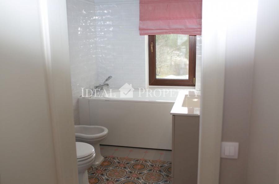 Piedāvāju ilgtermiņa īrei mājas pirmajā rindā ciematā 