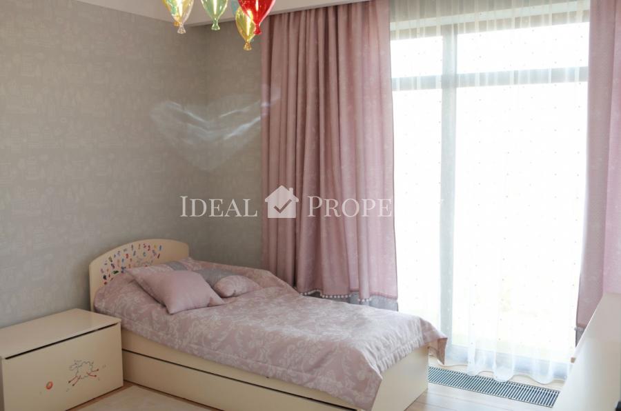 Piedāvāju ilgtermiņa īrei mājas pirmajā rindā ciematā 