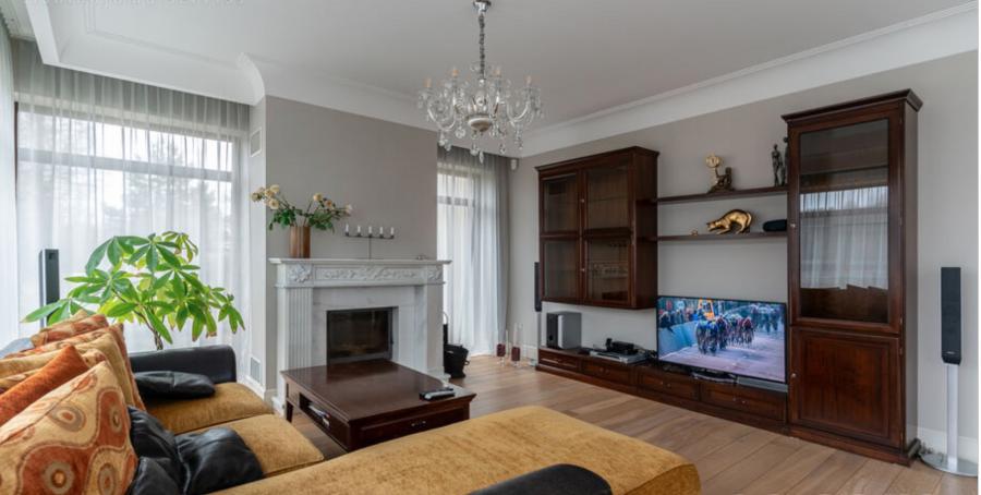 Piedāvāju ilgtermiņa īrei mājas pirmajā rindā ciematā 