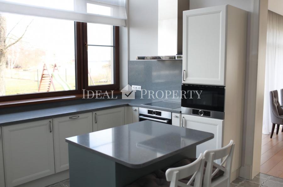 Piedāvāju ilgtermiņa īrei mājas pirmajā rindā ciematā 