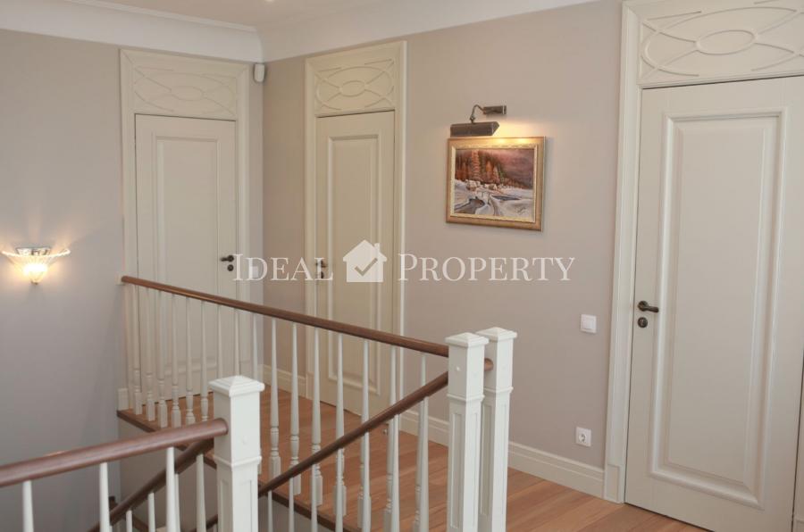 Piedāvāju ilgtermiņa īrei mājas pirmajā rindā ciematā 