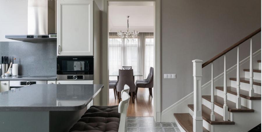 Piedāvāju ilgtermiņa īrei mājas pirmajā rindā ciematā 