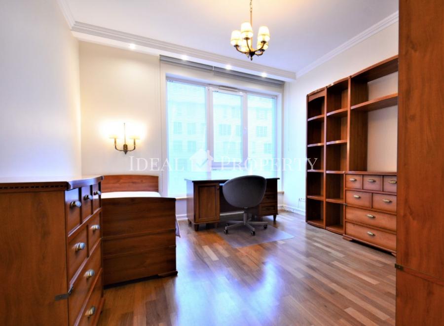 A superior three-bedroom apartment  is situated in the cozy quiet part of Quite Center.