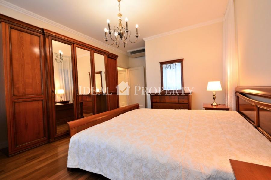 A superior three-bedroom apartment  is situated in the cozy quiet part of Quite Center.