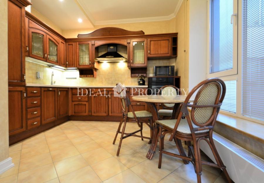 A superior three-bedroom apartment  is situated in the cozy quiet part of Quite Center.