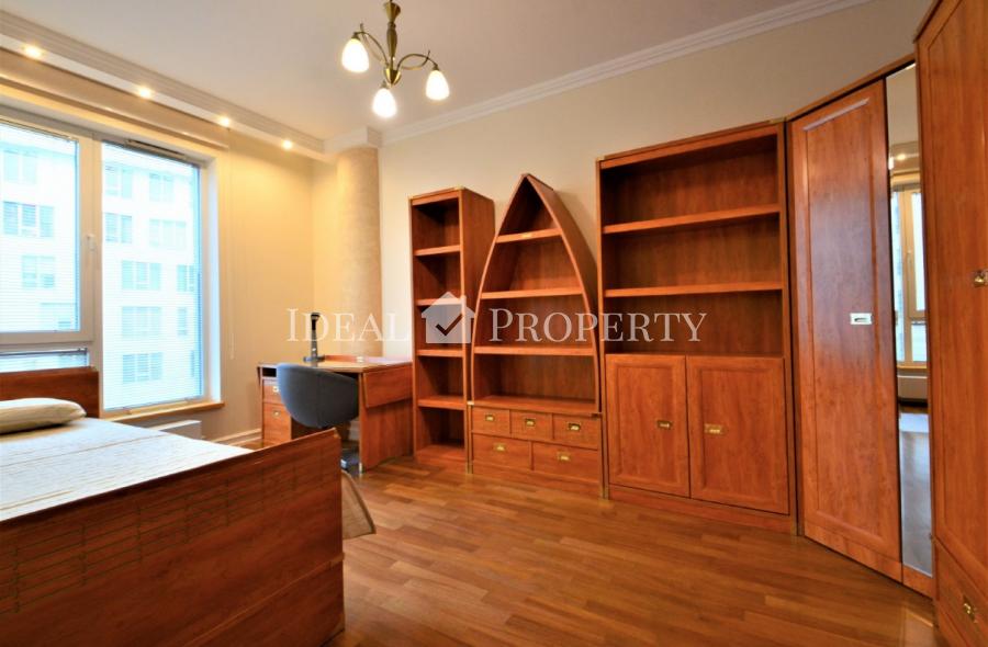 A superior three-bedroom apartment  is situated in the cozy quiet part of Quite Center.