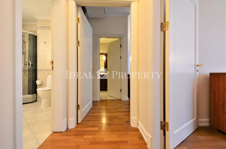 A superior three-bedroom apartment  is situated in the cozy quiet part of Quite Center.