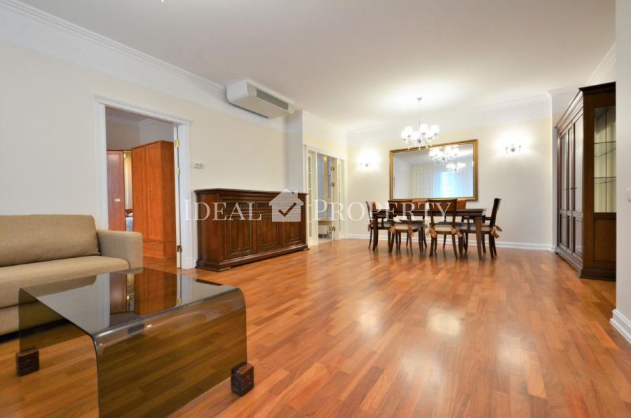 A superior three-bedroom apartment  is situated in the cozy quiet part of Quite Center.