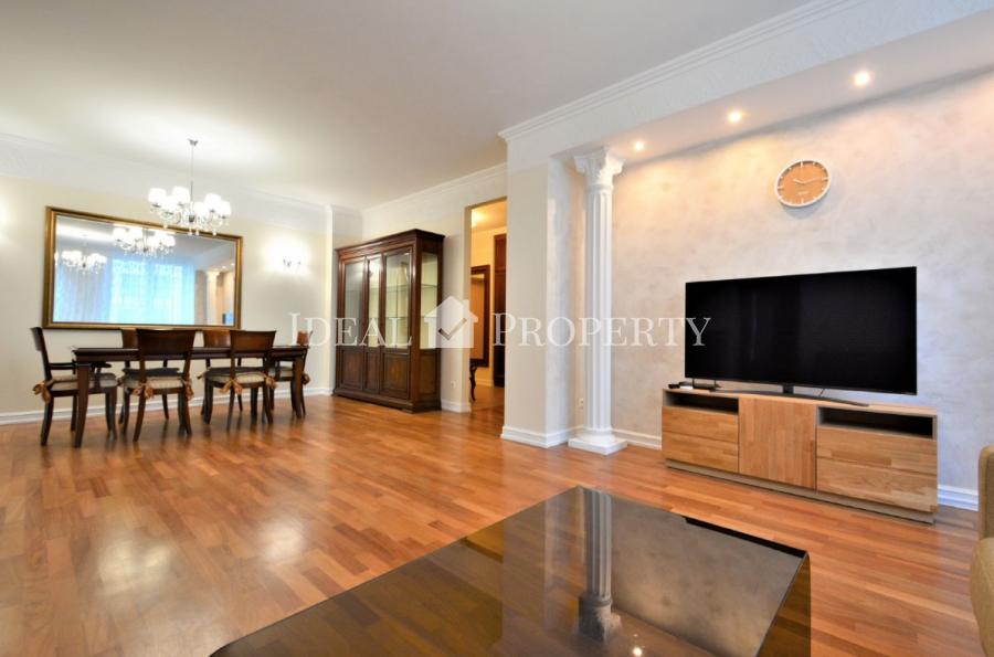 A superior three-bedroom apartment  is situated in the cozy quiet part of Quite Center.