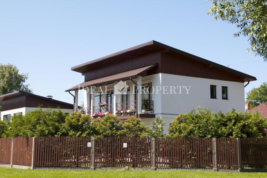 Mājā ir 4 guļamistabas un lieliskā vietā Dzinataros