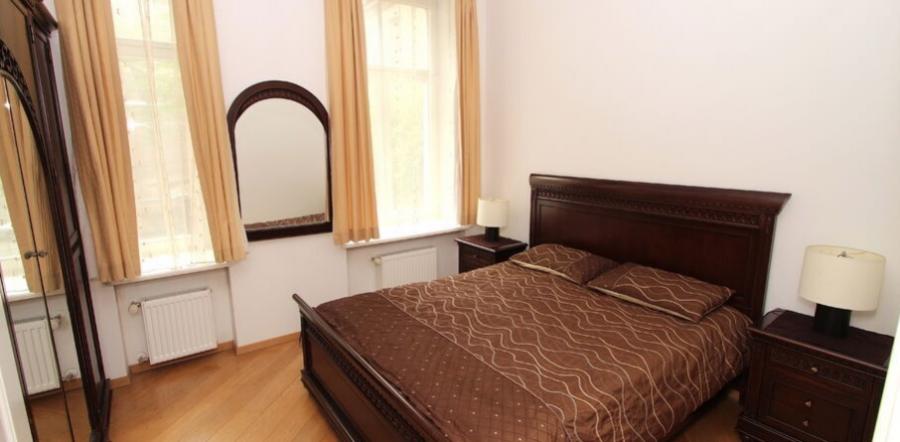 For rent comfortable 3 rooms apartment in the city center .