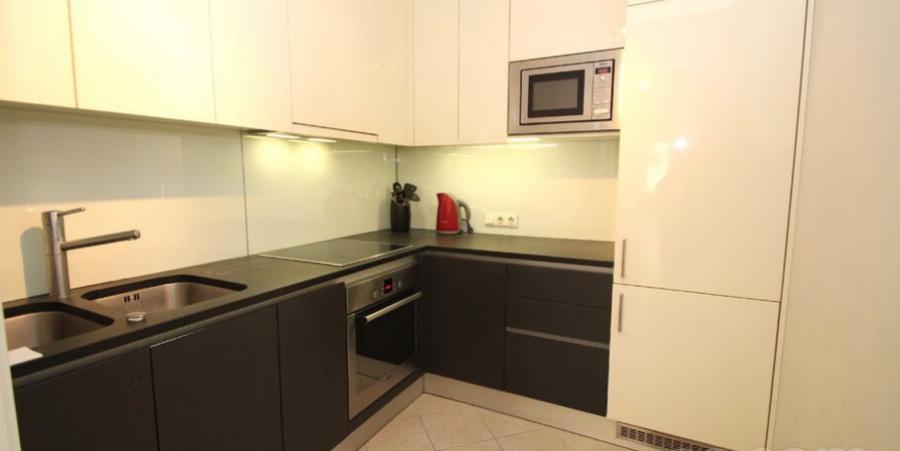 For rent comfortable 3 rooms apartment in the city center .