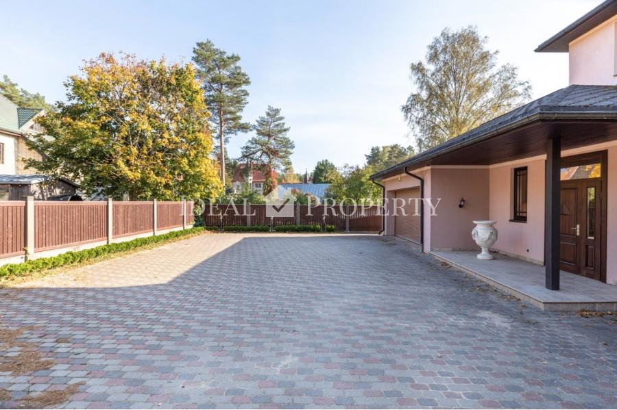 Частный дом на берегу озера Лангстини (первая линия). 