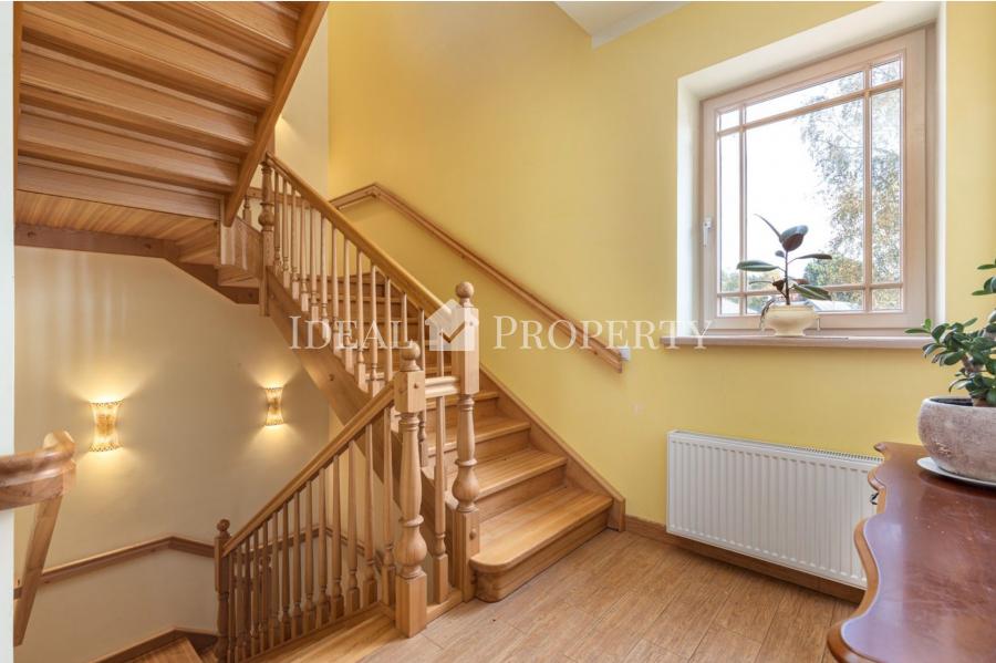 Частный дом на берегу озера Лангстини (первая линия). 