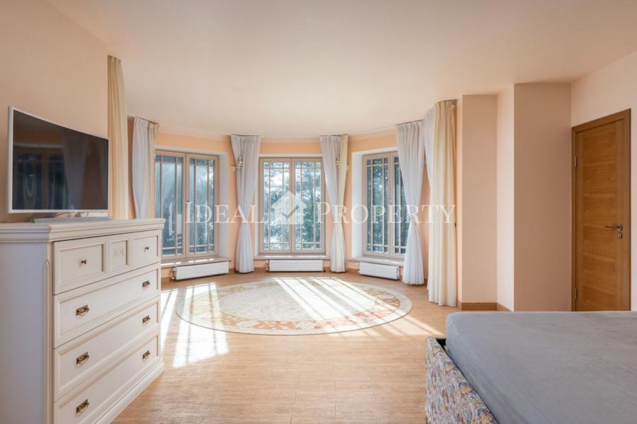 Частный дом на берегу озера Лангстини (первая линия). 