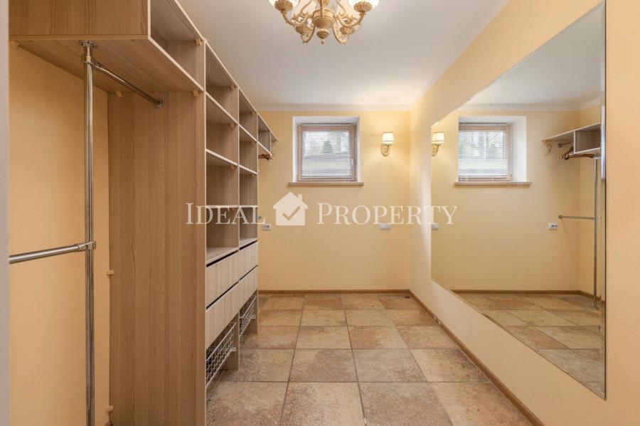 Частный дом на берегу озера Лангстини (первая линия). 