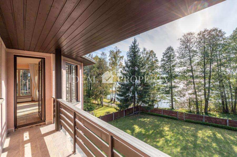 Частный дом на берегу озера Лангстини (первая линия). 