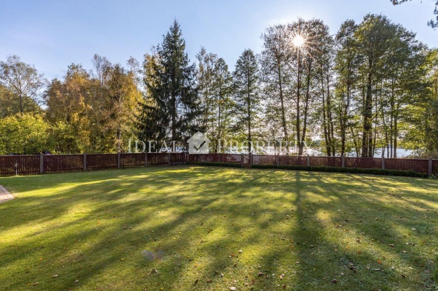 Частный дом на берегу озера Лангстини (первая линия). 